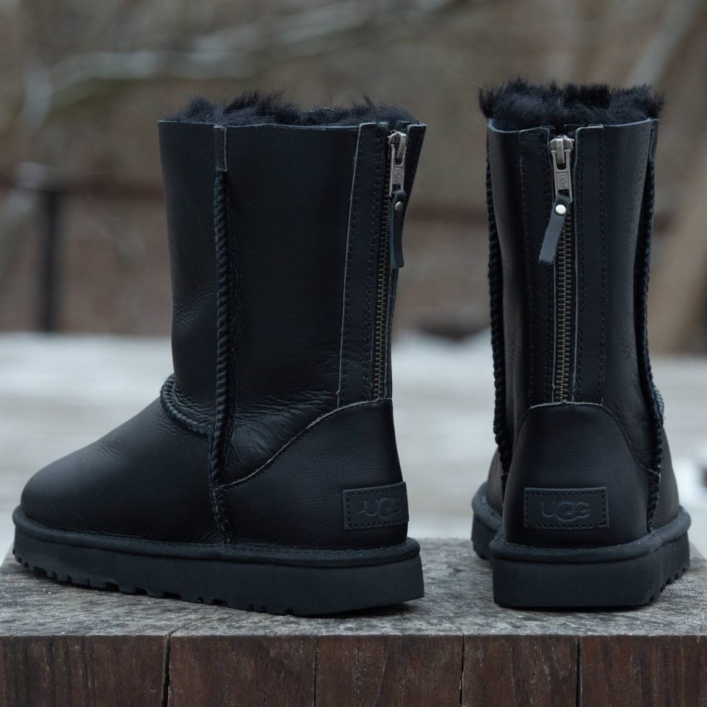 UGG CLASSIC SHORT II ZIP BOOT