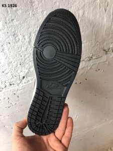 Кросівки Nike Air Jordan 1 Retro High Black (чорно/білі) ЗИМА