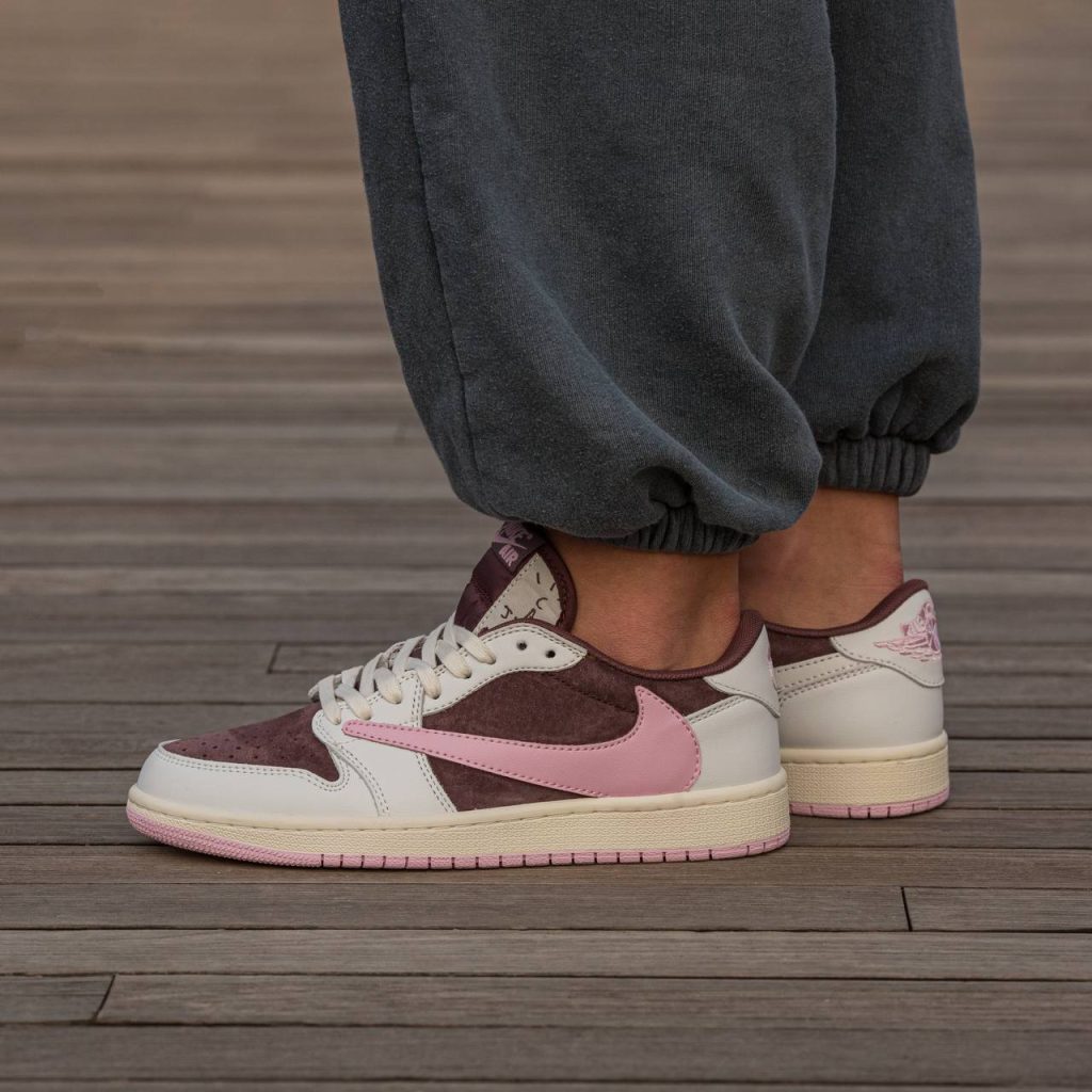 Air Jordan Retro 1 Low x Travis Scott Pink