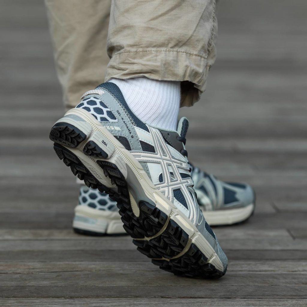 Asics Gel-Kahana 8  Grey