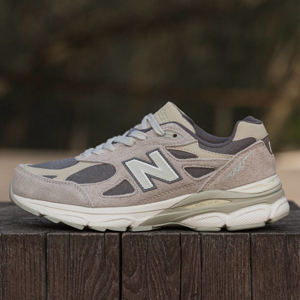 New Balance  990 v3 x Levis