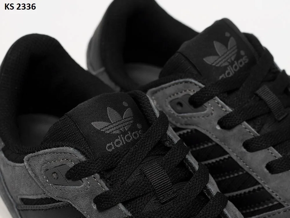 Кросівки Adidas на білому фоні — сучасний спортивний дизайн