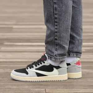 Air Jordan Retro 1 Low x Travis Scott OG  Suede Grey