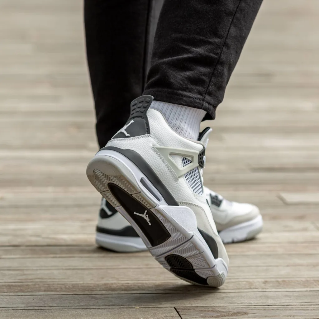 Air Jordan Retro 4 Military Black