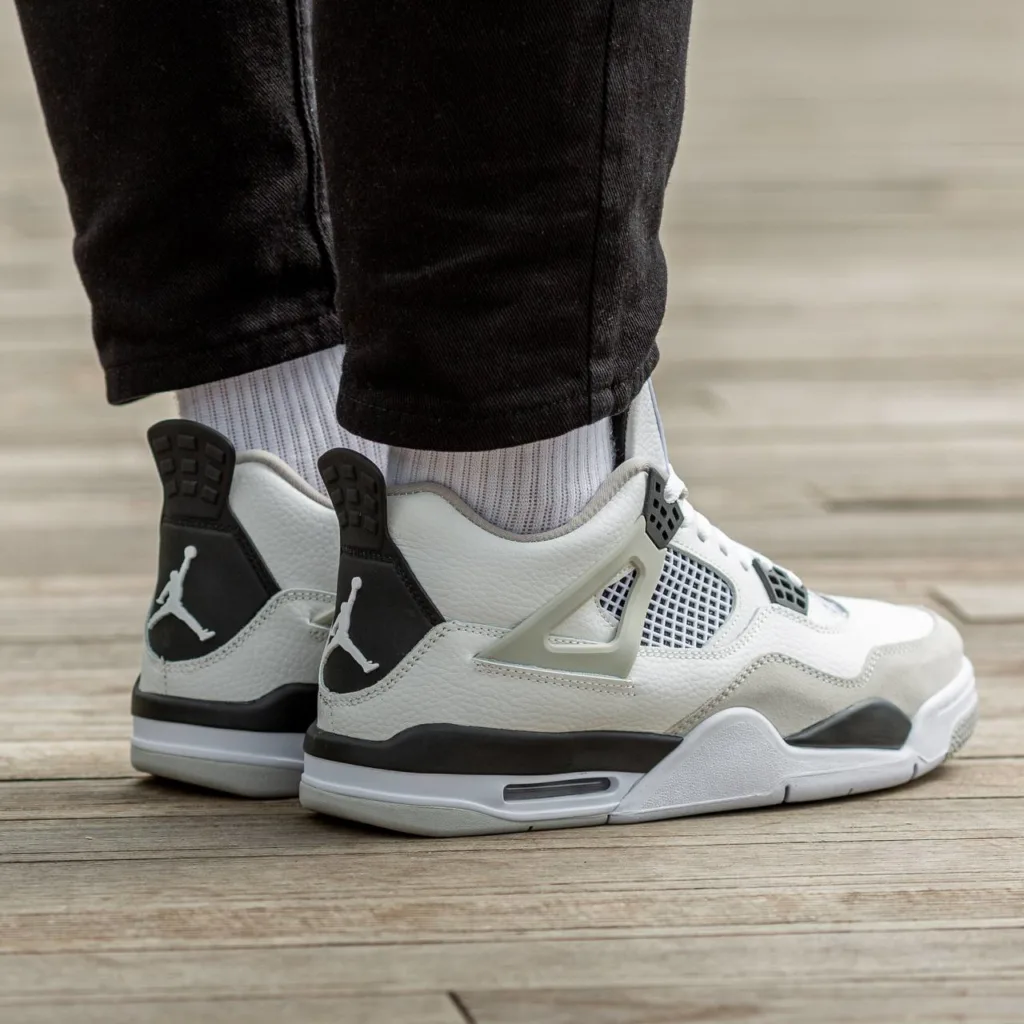 Air Jordan Retro 4 Military Black